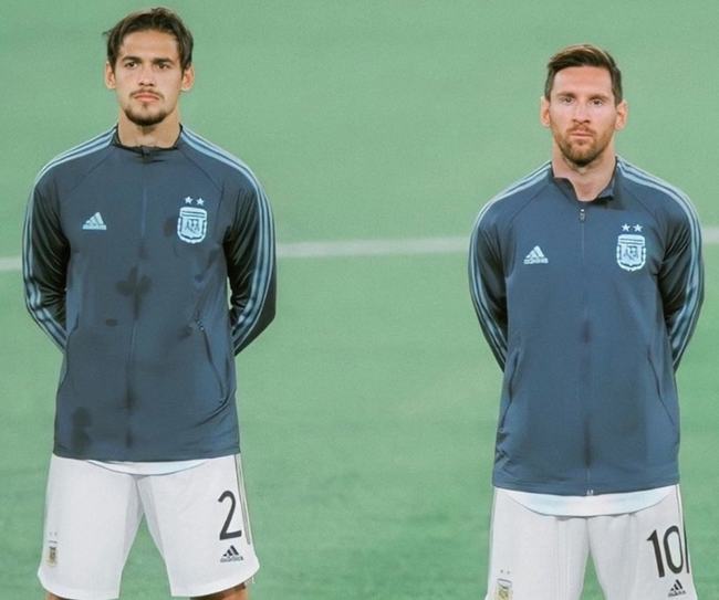 哈维-西蒙斯：我的名字烙印了母亲对巴萨的爱；年少成名并不好（哈维-西蒙斯：我的名字承载母亲对巴萨的深情；少年成名未必是福）