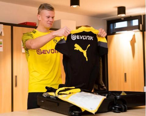 葡媒：C罗明夏世界杯后将与乔治娜在马德拉岛举办婚礼（葡媒称C罗计划于明夏世界杯结束后在马德拉岛与乔治娜举行婚礼）