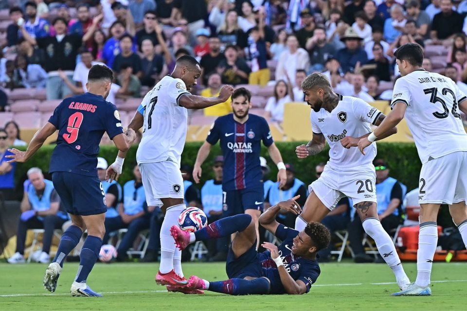 外媒：下赛季欧冠联赛阶段用球将采用白+薄荷绿+紫创新配色（外媒：下赛季欧冠联赛阶段用球将启用白、薄荷绿与紫的全新配色）