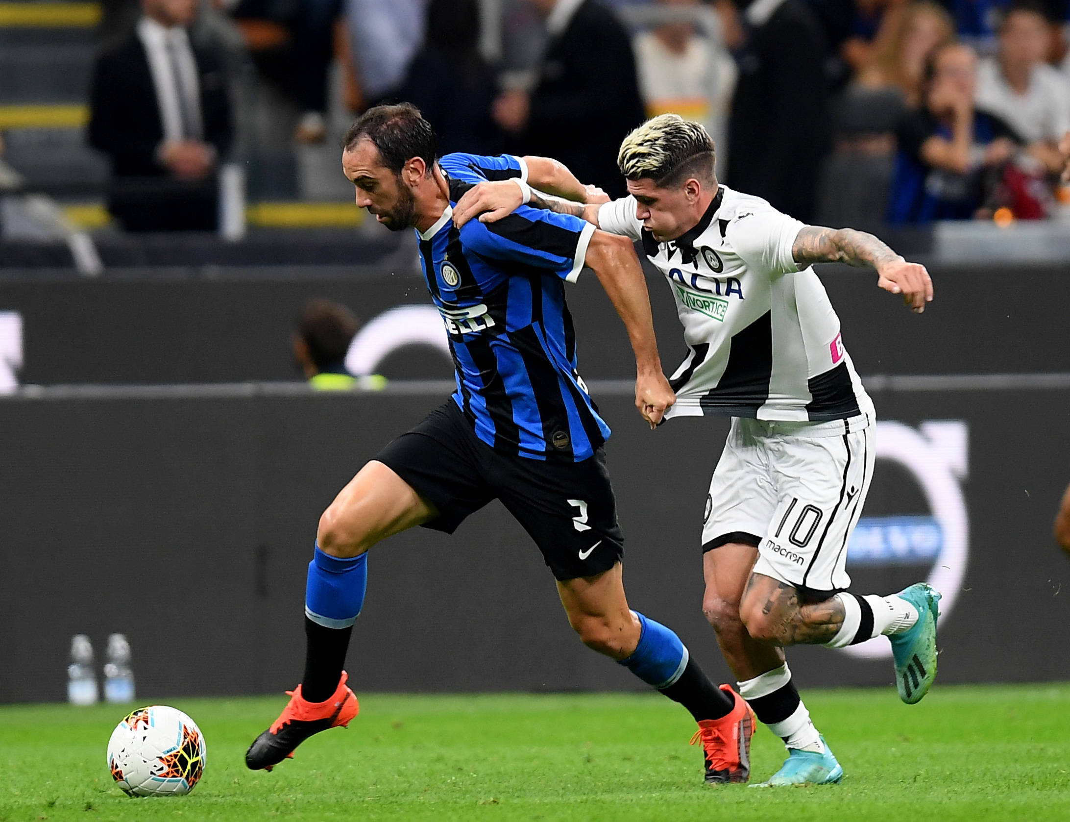 记者：切尔西中场霍尔加盟埃弗顿的转会费为2400万镑+浮动（记者：埃弗顿以2400万英镑加浮动签下切尔西中场霍尔）