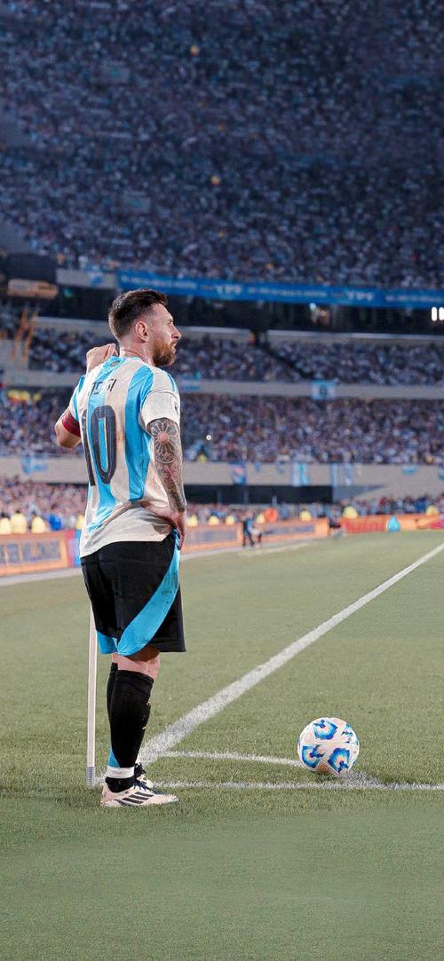 卡卢卢：斯帕莱蒂要求很高；我们可以随时切换三后卫或四后卫（卡卢卢：斯帕莱蒂标准很高，球队可随时在三后卫与四后卫间切换）