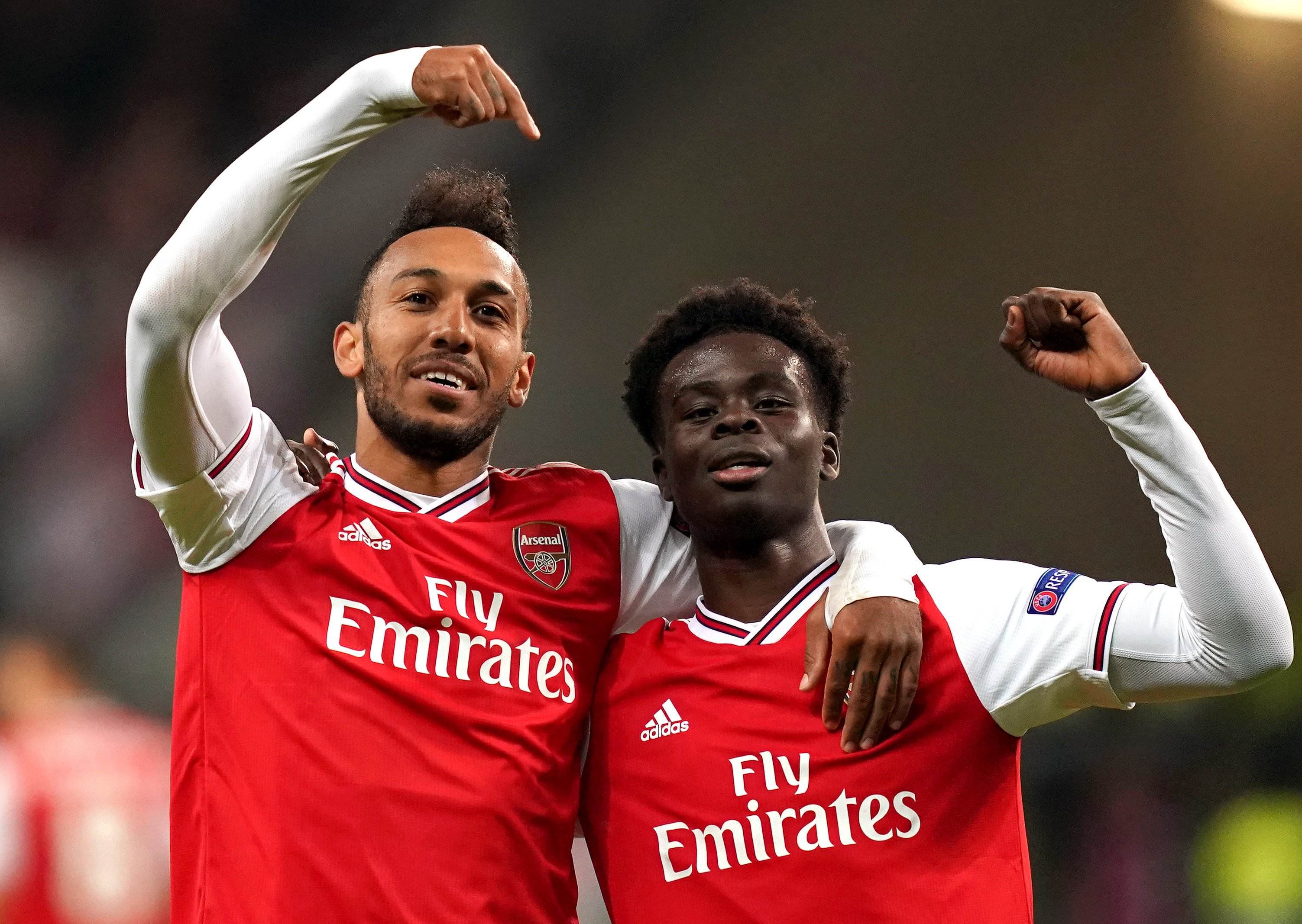 赛前梅州球迷晒多幅Tifo，致敬投资人魏晋平与梅州全体队员（梅州球迷赛前展示多幅Tifo，向投资人魏晋平及全队致敬）