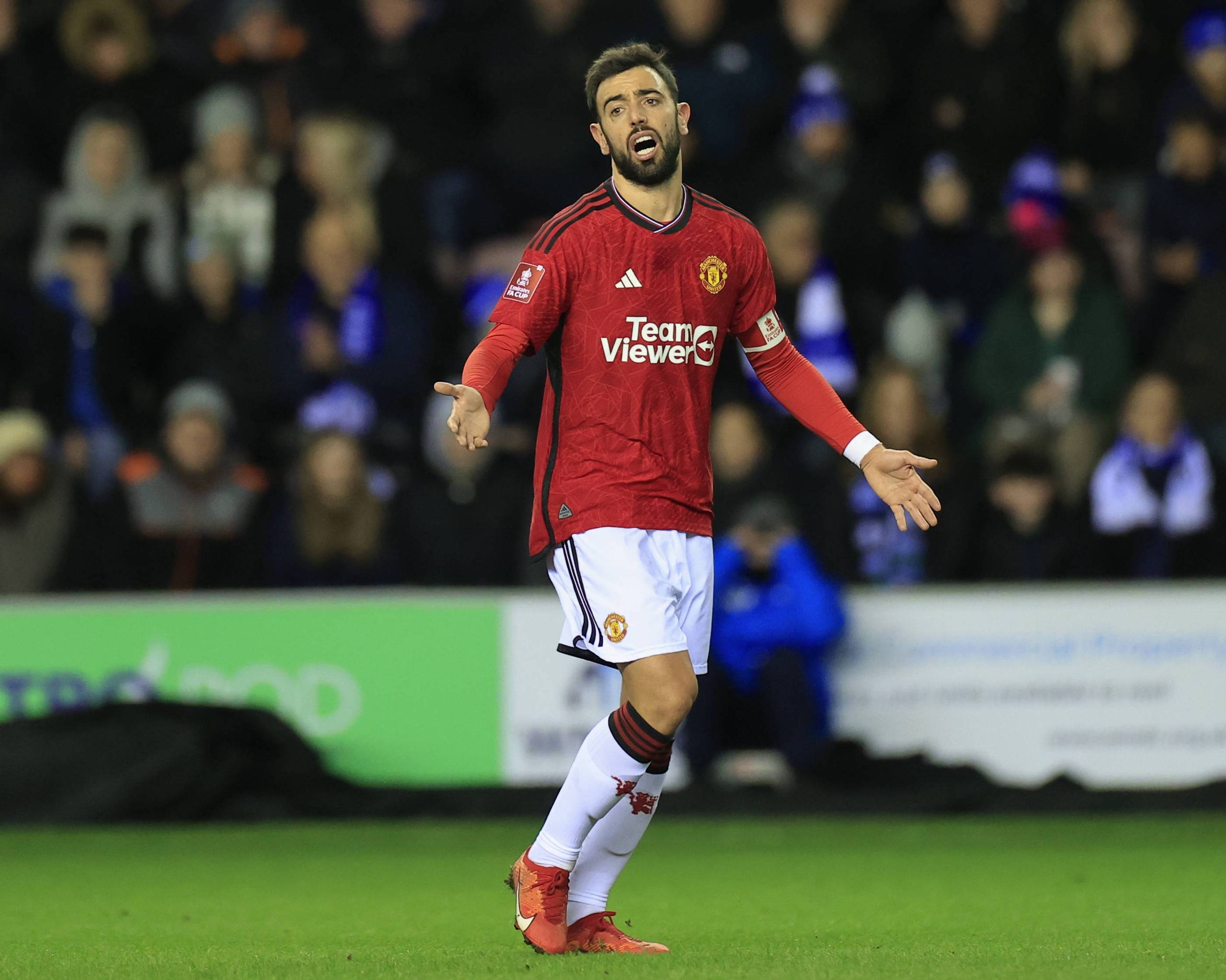 达万庆祝足协杯夺冠：我无比开心能实现这个将永存于心的梦想（达万欢庆足协杯加冕：实现一生难忘的梦想让我无比欣喜）