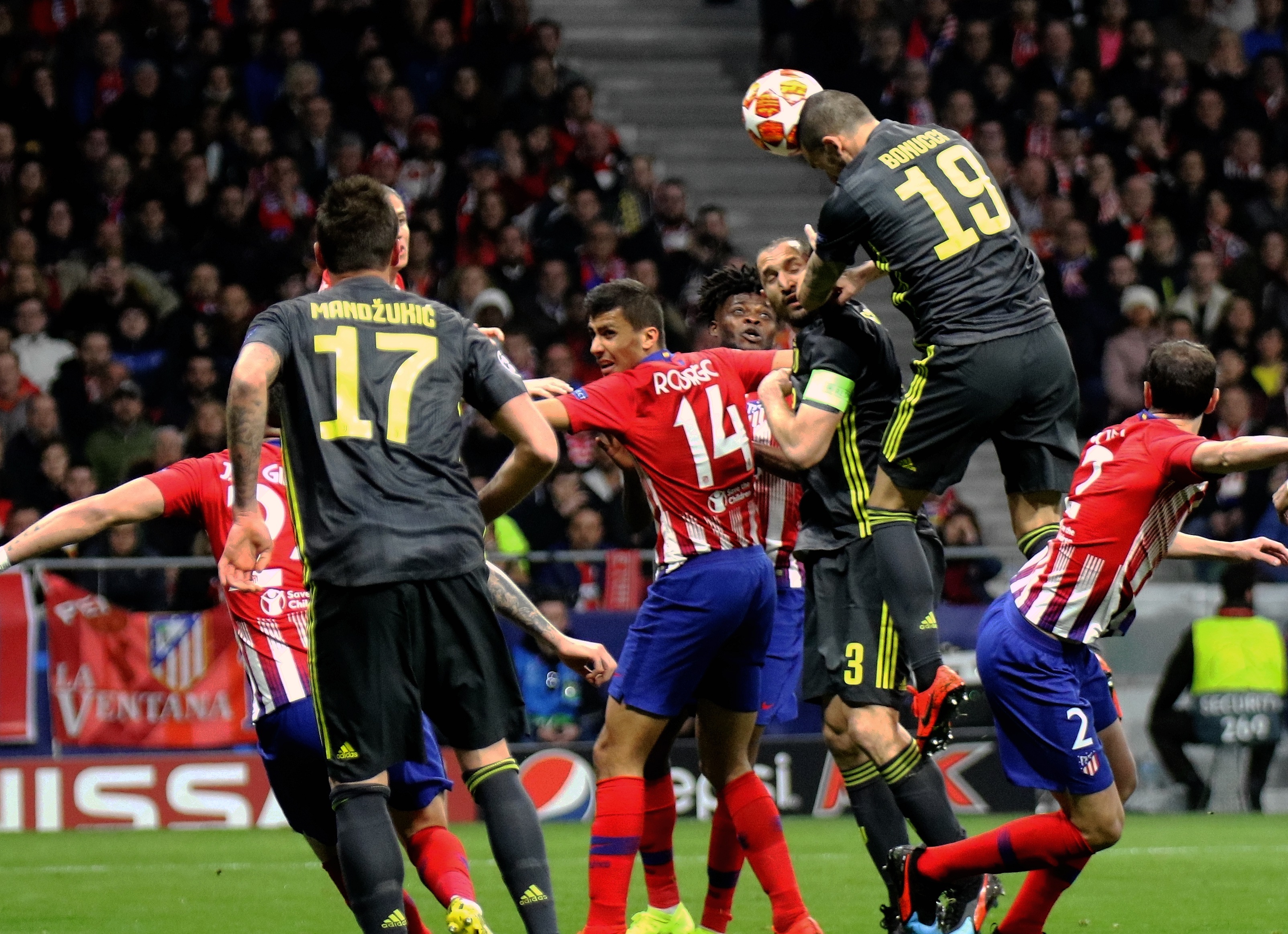 FIFA官方：C罗因直红被禁赛3场，剩余两场被缓期一年执行（FIFA官方通报：C罗直红停赛3场，另2场缓期一年执行）