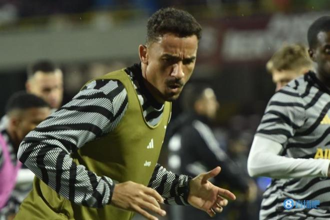 意甲保级大战：帕尔马客场击败比萨，恩佐拉红牌离场（意甲保级关键战：帕尔马客场力克比萨，恩佐拉染红被逐）