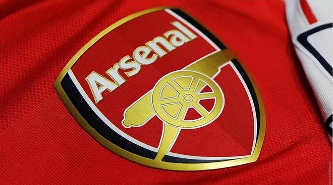 帕潘夸赞吉鲁：他不仅能进球还能防守，甚至还能客串门将（帕潘盛赞吉鲁：能攻善守，必要时还能客串门将）