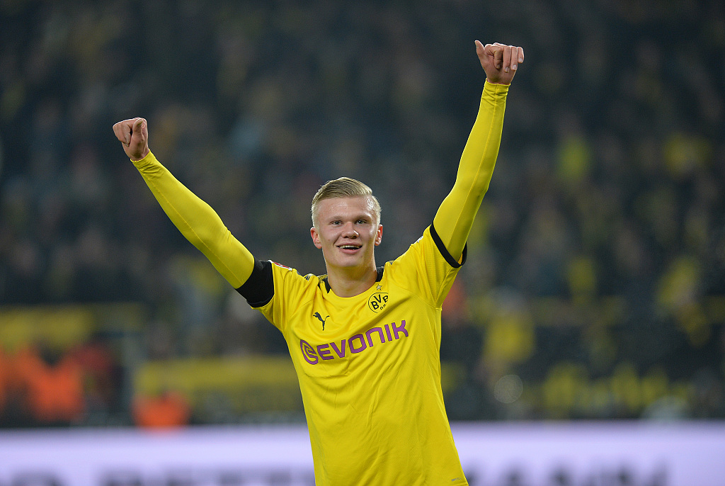 奇招！巴拉多利德球员防守中亲吻对手，后者挥拳反击遭红牌罚下（巴拉多利德球员防守时突袭亲吻，对手挥拳回击吃到红牌）