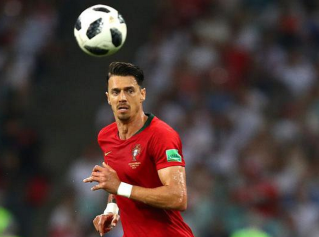 水平如何？菲利克斯训练中与门将本托互换角色，完成几次扑救（菲利克斯训练场客串门将，与本托互换位置多次完成扑救）